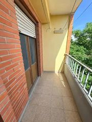 Appartamento  Avenida de blasco ibáñez. Piso de 4 dormitorios con balcón y ascensor a reformar