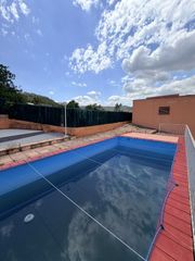 Chalet à Bugarra. Casa rústica con piscina privada y vistas increíbles en bugarra,