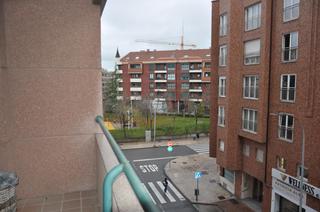Piso en San Claudio - La Chantría. Urban home vende amplio y magnífico piso frente c. c. el corte i