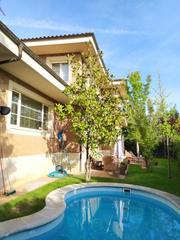Chalet à Las Eras de Renueva. Urban home vende precioso chalet en eras de renueva!!!!