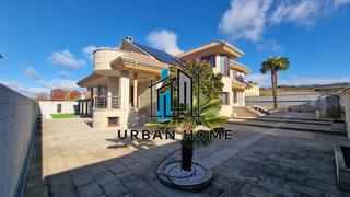 Chalet en Las Eras de Renueva. Urban home vende chalet exlusivo con piscina climatizada en eras