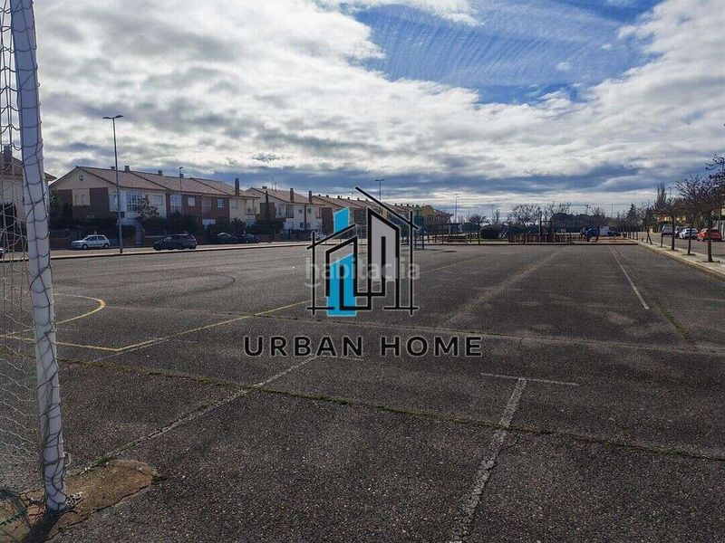 Foto 4801600b-5dab-421b-8336-eb273fb07ccf. Casa adossada amb calefacció aparcament piscina a Villaquilambre