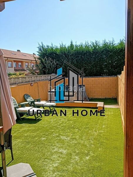 Foto 760baf31-87bf-4979-a685-2f62c4013f40. Casa adossada amb calefacció aparcament piscina a Villaquilambre