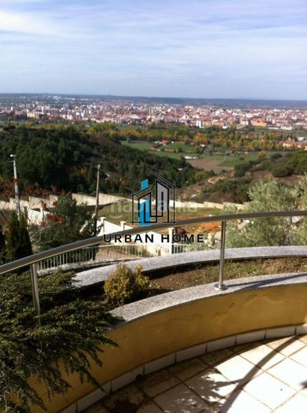 Foto 614e8f21-0e8c-4591-b825-289c63019759. Xalet amb calefacció aparcament piscina a Valdefresno