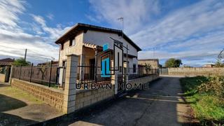 Haus in Chozas de Abajo. Urban home vende casa a estrenar en antimio de arriba!!