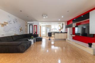 Maison jumelée à Massamagrell. Tu nueva casa adosada con terraza y tres plantas llenas de posib
