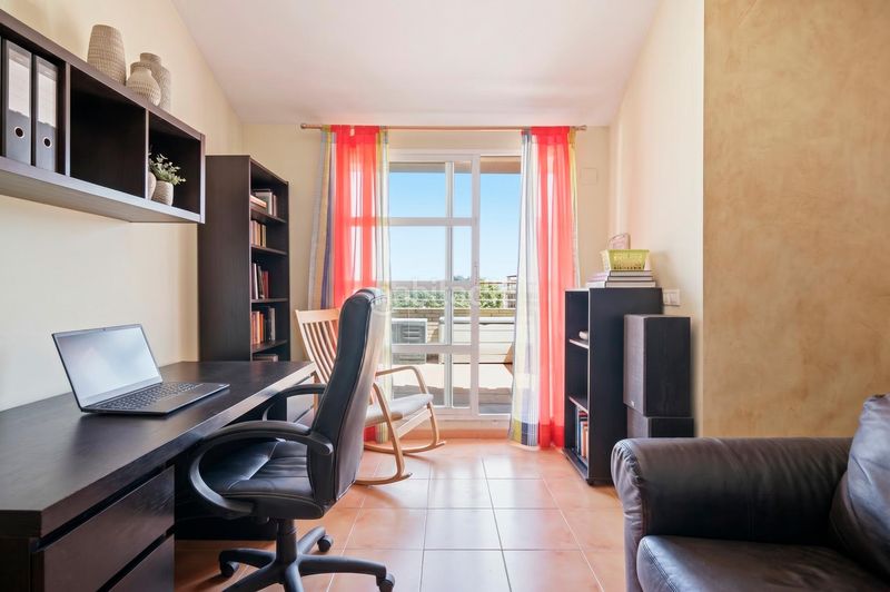 Foto f1e81911-a135-45c9-83d1-549e1afa00bf. Casa adossada amb aparcament a Nuevo Centro Sagunt