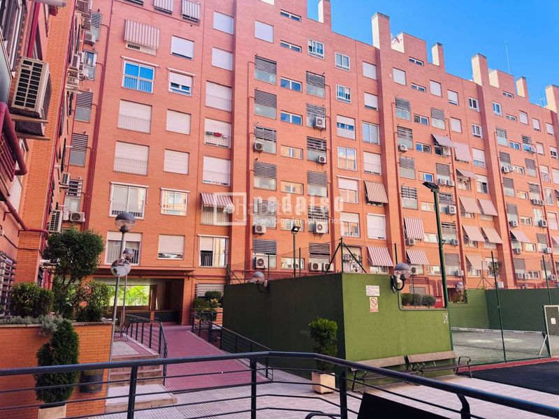 Foto dec7ec98-362c-4d48-80bf-c13e4e4b8d86. Lloguer pis amb calefacció piscina a Adelfas Madrid