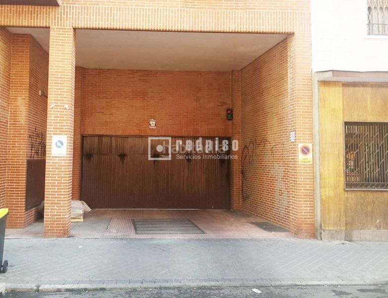 Foto c1755696-a446-43f3-8fb2-fcc65e75f592. Aparcament cotxe a Adelfas Madrid