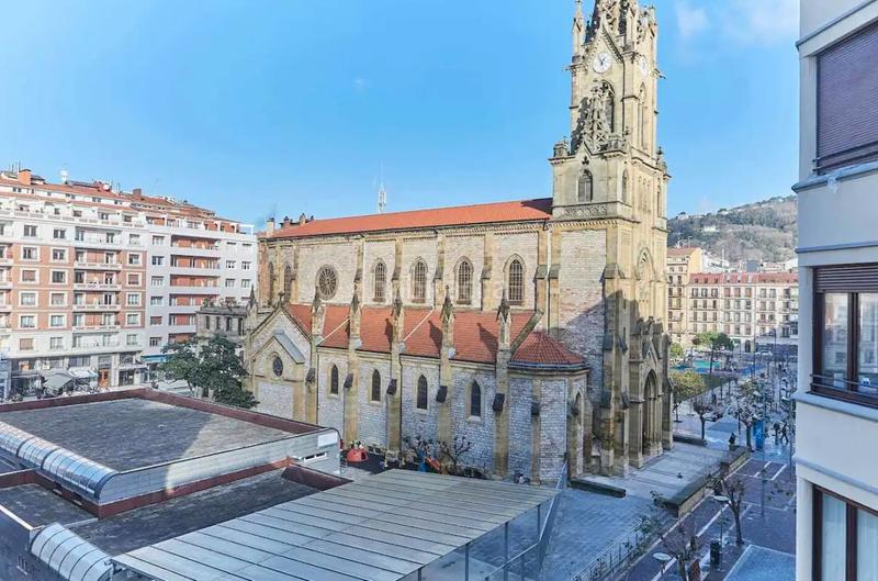 Foto 9446b62b-b6af-405d-8fb0-1f45facabf0d. Alquiler apartamento en trueba kalea 7 apartamento amplio y luminoso recién renovado en Donostia - San Sebastián