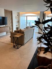 Lloguer Apartament a Carrer del fumarell 3. Alojamiento moderno con una amplia terraza en la playa de playa