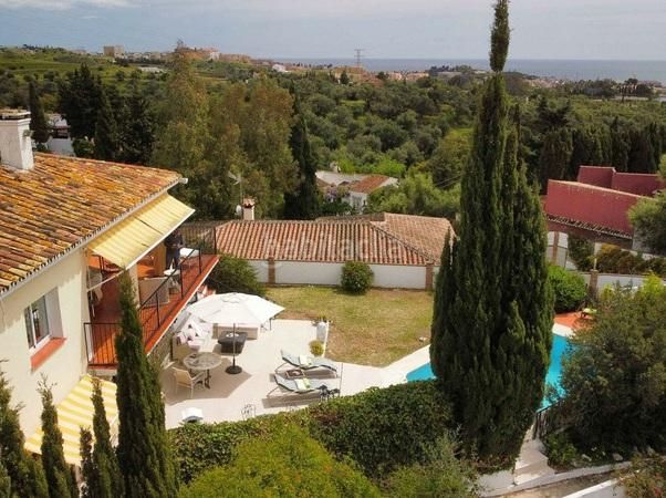 Foto f6109f7d-7bc0-4f71-a83d-6f20abcb8c8c. Xalet amb xemeneia aparcament piscina a Mijas pueblo Mijas