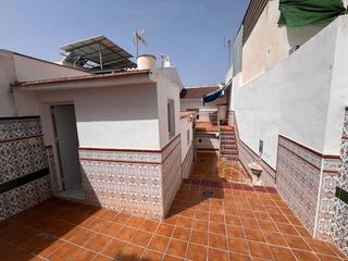 Casa  Calle málaga. Amplia casa de pueblo de 5 dormitorios con patio y azotea en el
