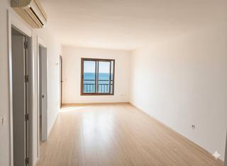 Pis  Paseo marítimo rey de españa. Piso reformado en primera línea de playa con vistas al mar en lo