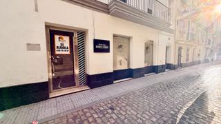 Lloguer Local Comercial en La Caleta - La Via. Se alquila local comercial en magnifica ubicacin.