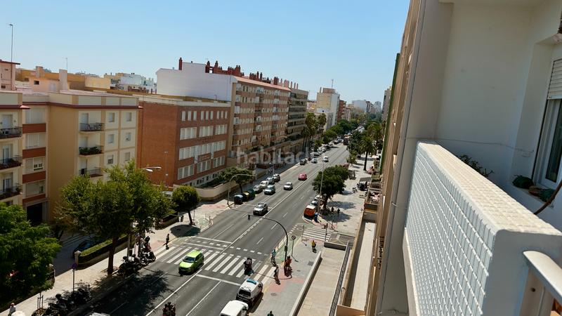 Foto 3f7d01f6-b82d-4cc7-b07d-a401bfc7baa7. Piso  amplio en avenida principal , a pocos metros de la playa en Cádiz