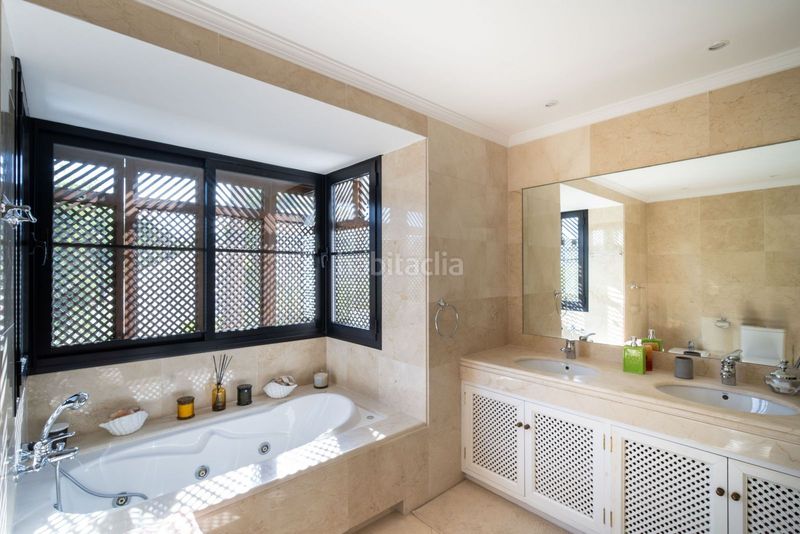 Foto 163b2965-29e1-4701-a45a-1e44192a0b9b. Casa aparellada amb aparcament a Las Brisas Marbella