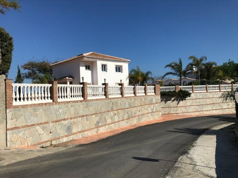 Foto b5bf6805-778f-4f18-a56a-d5007b0e5c86. Casa aparellada amb aparcament a la cala Mijas Mijas