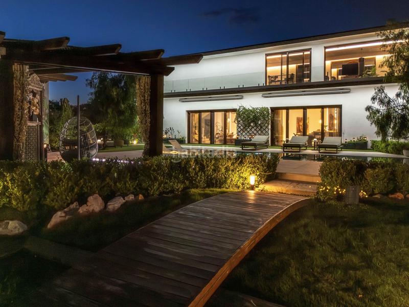 Foto fc2837ae-3734-4c82-99e5-0975afd9ff5e. Casa aparellada amb aparcament a La Quinta Benahavís