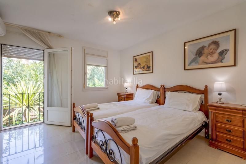 Foto 70f48c8d-f575-4672-bd71-cb54c2e7f906. House with parking pool in Parque Central Estepona