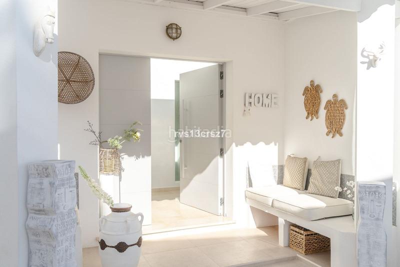 Foto b9cfb86e-ce6c-4b10-9b8e-377b8fdf5565. Towny house with parking in Santa María Marbella