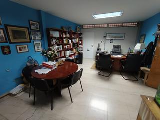 Location Local commercial  San matias. Local com. en alquiler en centro, 2 despachos.