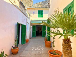 Bauernhof in Petra. Casa mallorquina con garaje, patio y terraza en petra