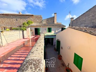 Masia a Petra. Casa mallorquina con garaje, patio y terraza en petra