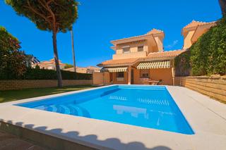 Chalet in La Barrosa. Casa en venta en la barrosa, a escasos metros de la playa