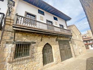 Masia a Santillana del Mar. Casa del siglo xviii  con vistas al claustro de la colegiata
