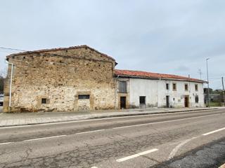 Masia a Campoo de Yuso. Casa frente al  pantano