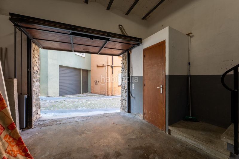 Foto c4eab893-f267-4990-bfff-1b50a5322e30. Casa adossada amb aparcament a Anglès