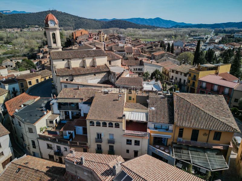 Foto cb8eacd5-6d81-494e-9280-619a4090c46e. Casa adossada amb aparcament a Anglès