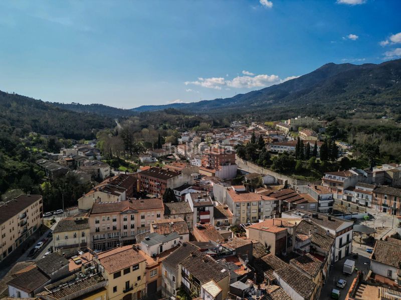 Foto ddf7b12e-b65e-40d4-b13a-79a12408450d. Casa adossada amb aparcament a Anglès