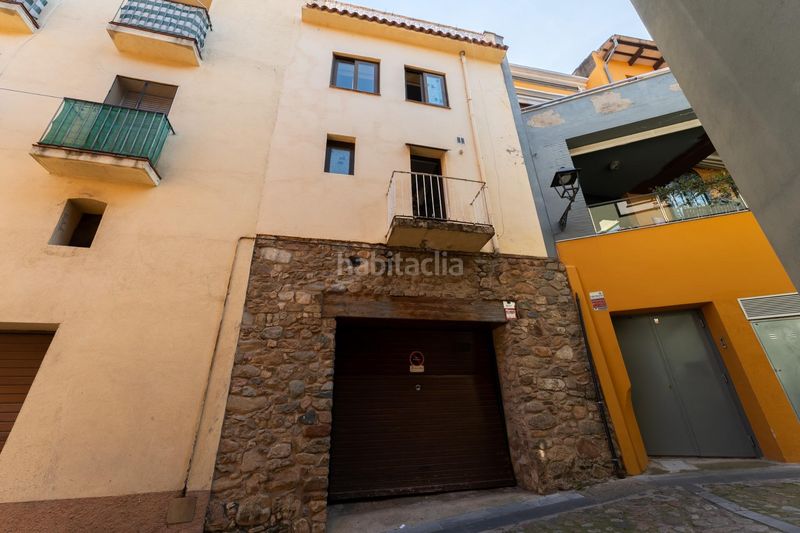 Foto df1f1c46-fc55-4a3c-984e-e3cb54834a66. Casa adossada amb aparcament a Anglès