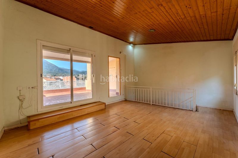 Foto e249aa41-2abf-4def-894d-97aa601a8904. Casa adossada amb aparcament a Anglès