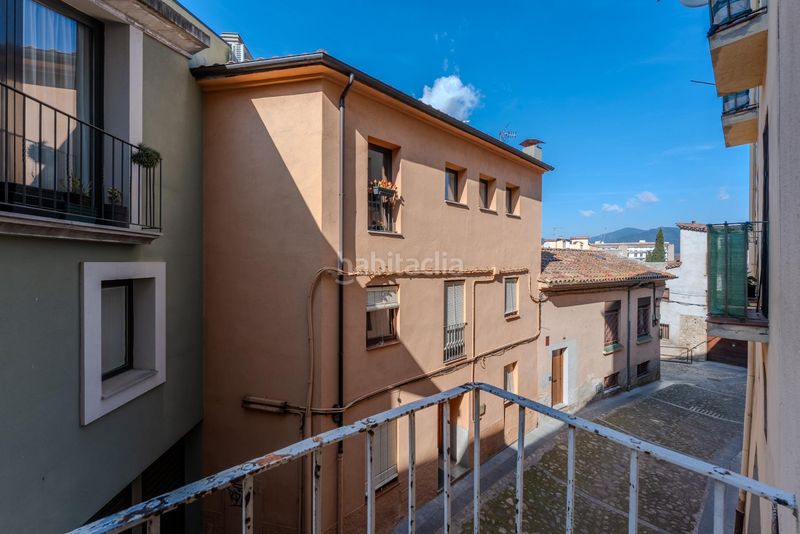 Foto e4664101-56b1-4b96-b541-a218f06c6f45. Casa adossada amb aparcament a Anglès