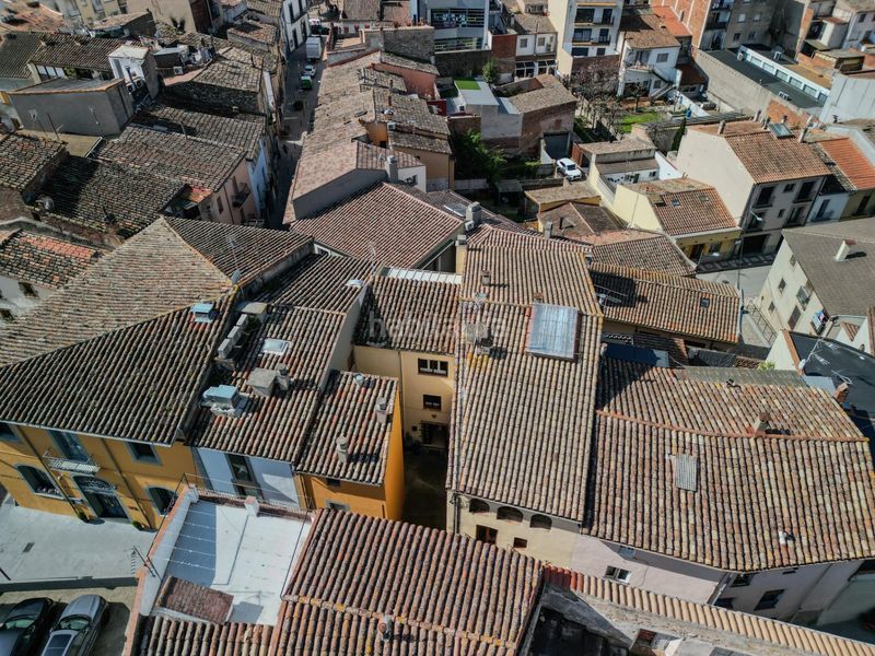 Foto f021bd71-08fe-48c4-8426-5c88cdd3797a. Casa adossada amb aparcament a Anglès