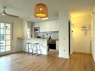 Rent Flat  Carrer empuries. Piso reformado con terraza privada de 135 m2 y ascensor  sant na
