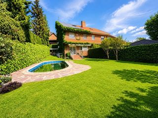 Casa a Calle monte alto 45. Casa en venta en  torrelodones, madrid
