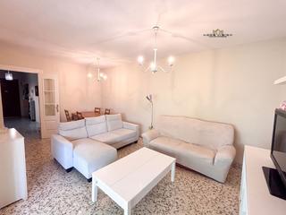 Piso  De medina sidionia. Piso de 3 dormitorios en excelente zona, con ascensor y balcón c