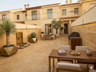 Casa adossada en Caballero Bonald-S. Jos� Obrero-Guadalcac�n. Adosada luminosa con gran patio y 4 dormitorios