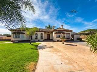 Xalet a Caballero Bonald-S. José Obrero-Guadalcacín. Chalet independiente con piscina y dos viviendas en parcela de 2