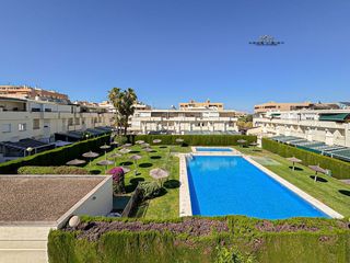 Casa adossada  Plaza del agua. Magnífica casa adosada de 3 plantas con piscina, solárium y gara