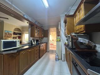 Piso en Ejido centro. Piso céntrico de más de 100 m con terraza, patio y trastero