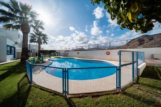 Casa adosada en Aguadulce Norte. Exclusivo tríplex reformado con vistas al mar, piscina comunitar