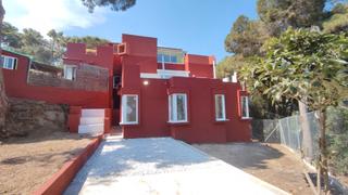 Casa aparellada a Carrer els ametllers 20. Una vivienda diferente