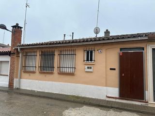 Casa a schiera in Calle de rueda 4. Oportunidad. casa adosada en tordesillas