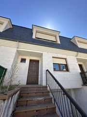 Casa adossada en Plaza dorotea santos 10c. Magn�fico chalet en palencia
