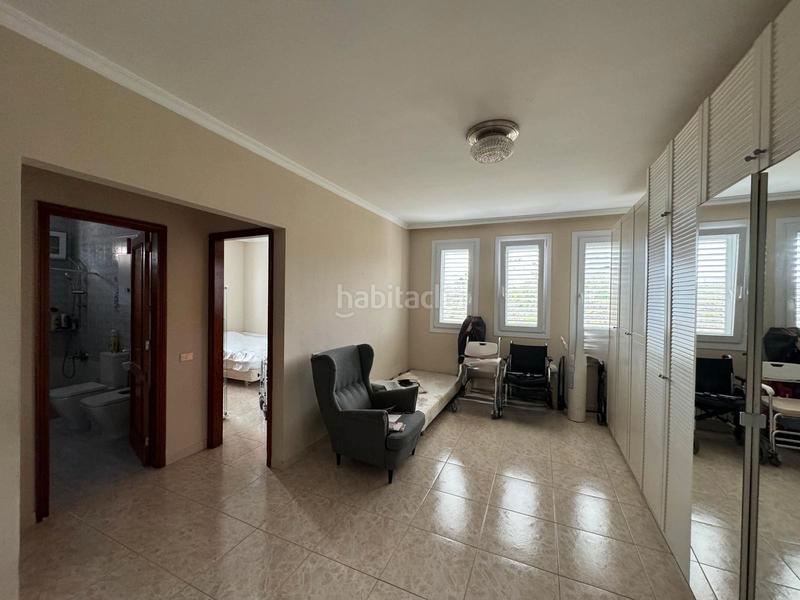 Foto dfd6c9f2-08cb-4aa4-8a48-3057c3cc520f. Chalet descubre el lujo y la comodidad en este impresionante chalet unifamiliar, situado en la exclusiva zona de monte lentiscal, Tafira. en Palmas de Gran Canaria (Las)